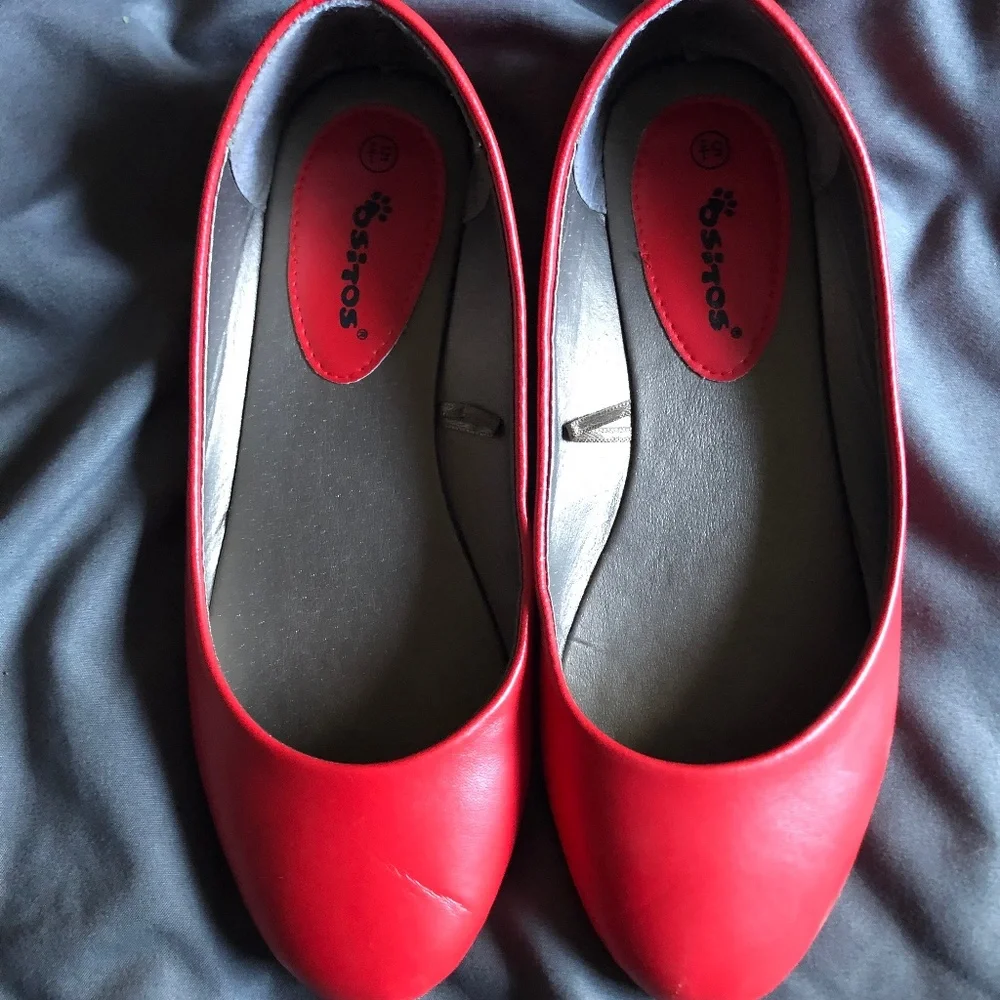 Red flats - Picture 1 of 3